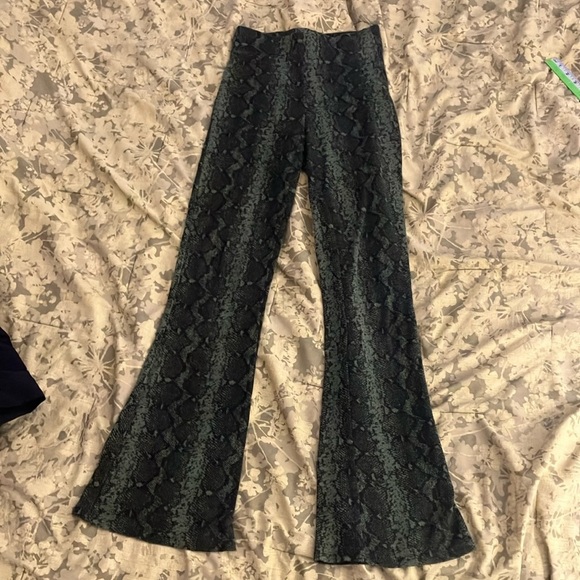 Hollister Green Flare Yoga Stretch Pants Retro-Inspired High Waist Boot Cut - Picture 1 of 7